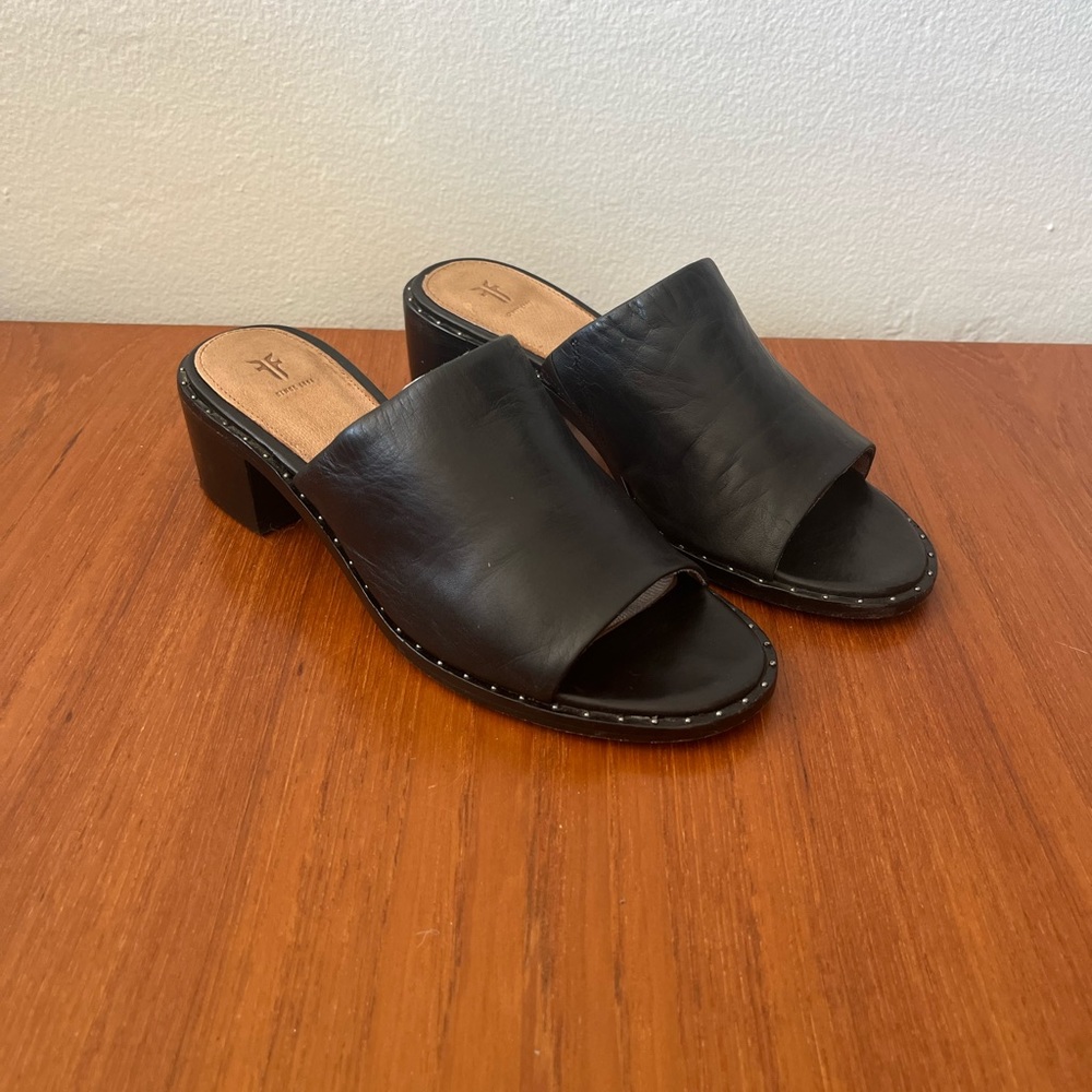 Frye black leather heeled slide sandal | 5.5